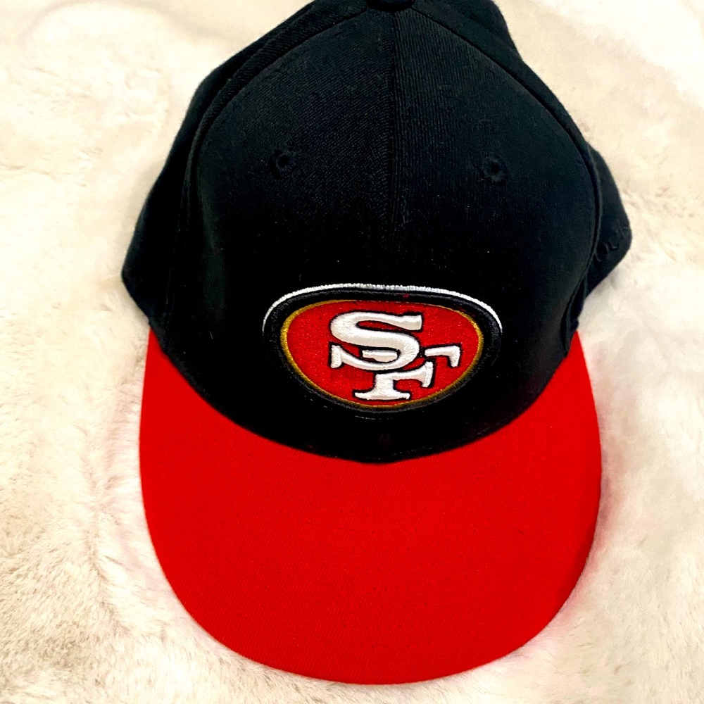 Unisex San Francisco 49ers hat. In great condition. Used a few times.